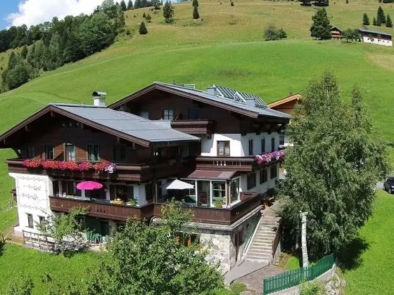 Modern Holiday Home in Maria Alm Near Ski Area - Dış Mekan