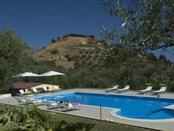 Modern Holiday Home in Patti With Pool - Öne Çıkan Resim