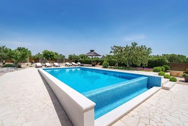 Modern Holiday Home in Pristeg With Pool - Dış Mekan