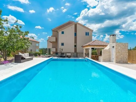Modern Holiday Home in Pristeg With Pool - Havuz