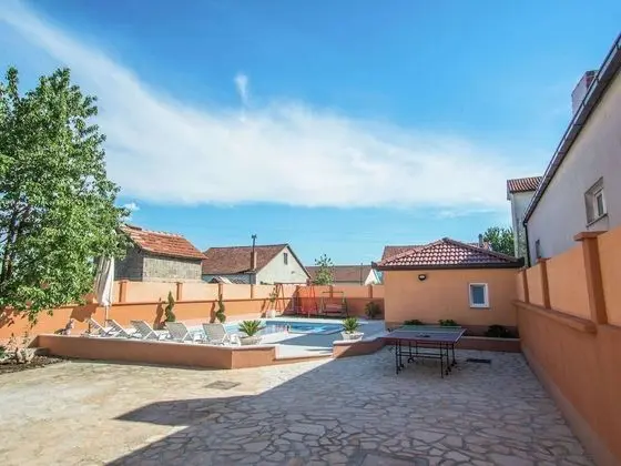 Modern Holiday Home in With Private Pool - Dış Mekan
