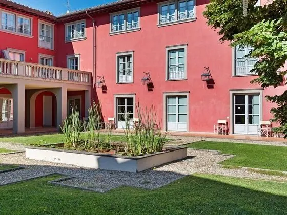 Modern Holiday Home in Rignano Sull'arno With Swimming Pool - Dış Mekan