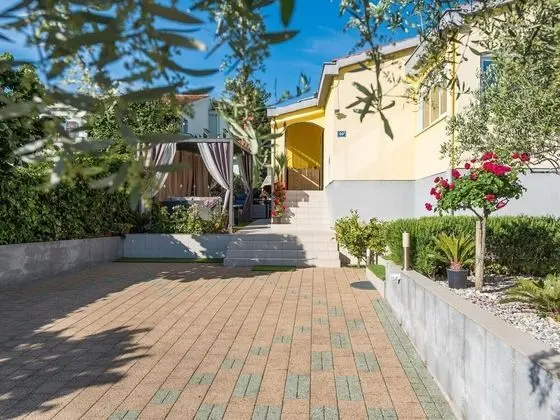 Modern Holiday Home in Zadar With Terrace - Dış Mekan