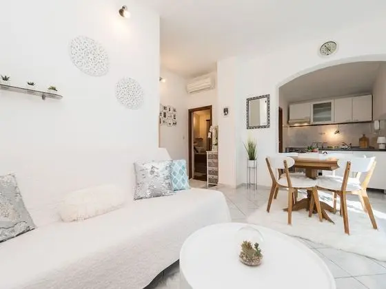 Modern Holiday Home in Zadar With Terrace - Yerinde Yemek