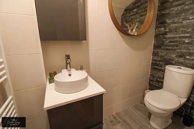 Modern Home in Belfast, Office, Parking, Wifi - Banyo Tipleri
