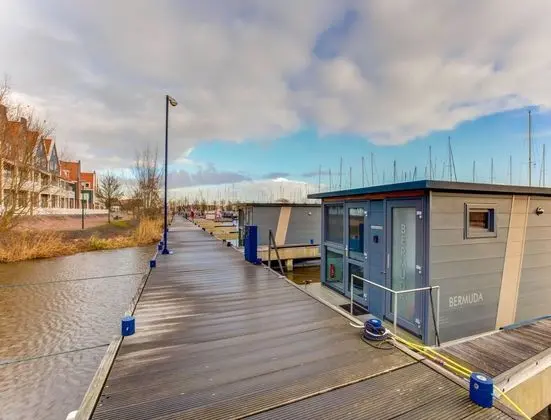 Modern Houseboat in Marina of Volendam With Swimming Pool - Dış Mekan