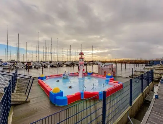 Modern Houseboat in Marina of Volendam With Swimming Pool - Havuz