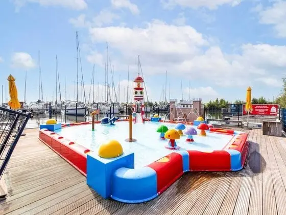 Modern Houseboat in Volendam With Shared Pool - Havuz