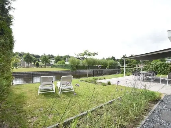 Modern Villa with Large Garden by the Water with Hot Tub & Infrared Sauna - Dış Mekan