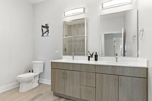 Modern Living 1BR in Warrenville - Banyo Tipleri