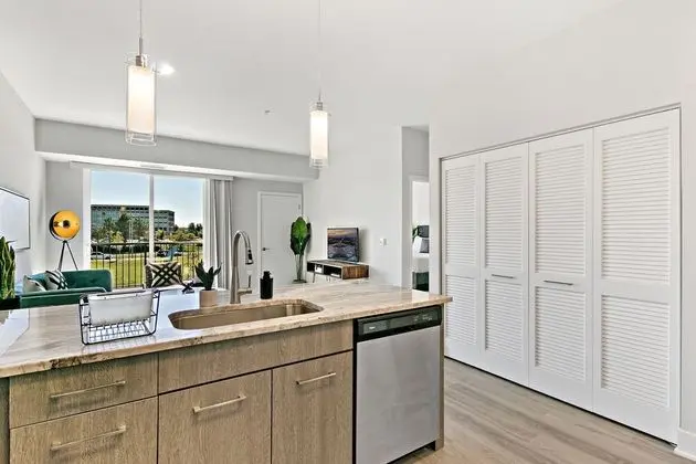 Modern Living 1BR in Warrenville - Mutfak