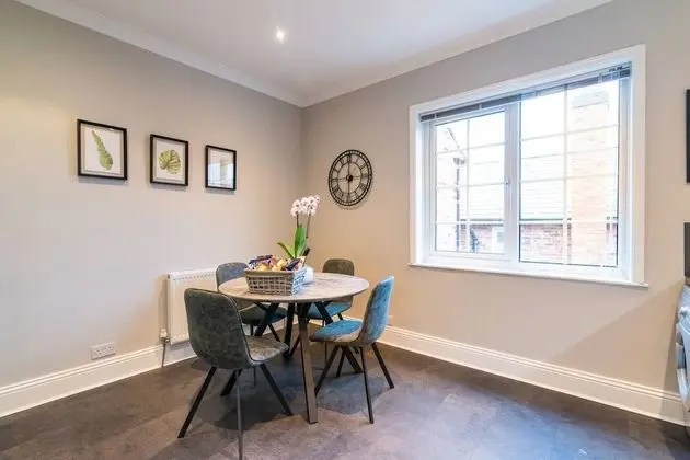 Modern Living 2 Bedroom Apartment South Wilmslow - Yerinde Yemek