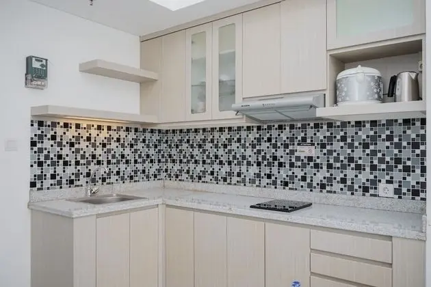 Modern Look And Comfy 2Br At Casa De Parco Apartment - Mutfak