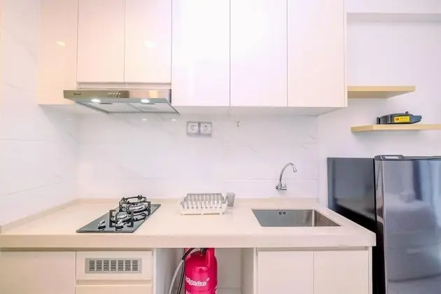 Modern Look And Comfy Studio At Sky House Bsd Apartment - Mutfak