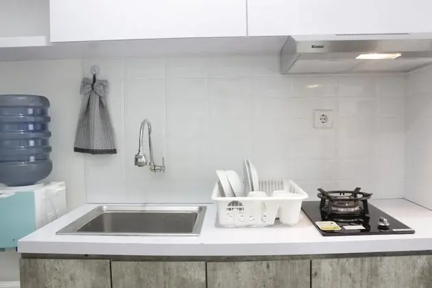 Modern Look Studio Apartment at Grand Asia Afrika - Mutfak