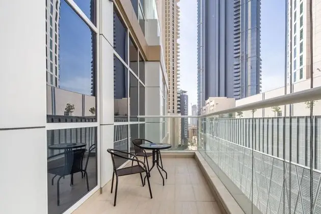 Modern Luxury Living in This 3BR Apt in Downtown Dubai