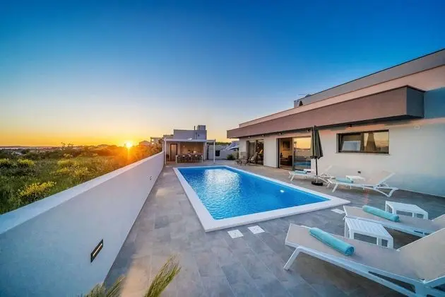 Modern Luxury Villa Oasis in Zadar Near Center Near the Beach With Heated Pool - Oda
