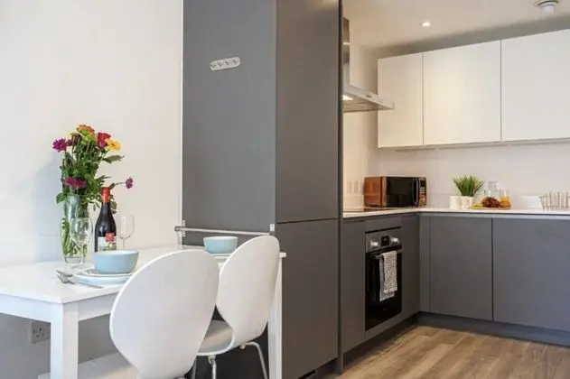 Modern Manchester Apt with Secured Park - Mutfak