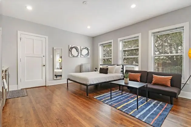 Modern Minimalist Studio in Portage Park - Öne Çıkan Resim