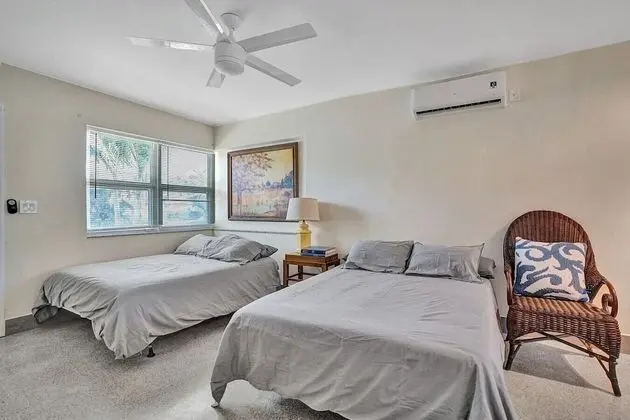 Modern Ocean-side Studio, 1br/1bath, Hollywood, Free Parking + Bbq!