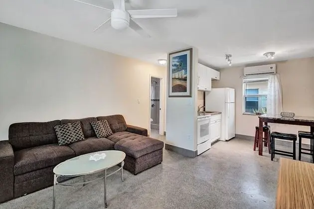 Modern Ocean-side Studio, 1br/1bath, Hollywood, Free Parking + Bbq!