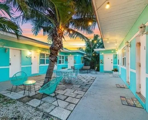 Modern Ocean-side Studio, 1br/1bath, Hollywood, Free Parking + Bbq!