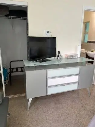 Modern Ocean-side Studio, 1br/1bath, Hollywood, Free Parking + Bbq! - Mutfak