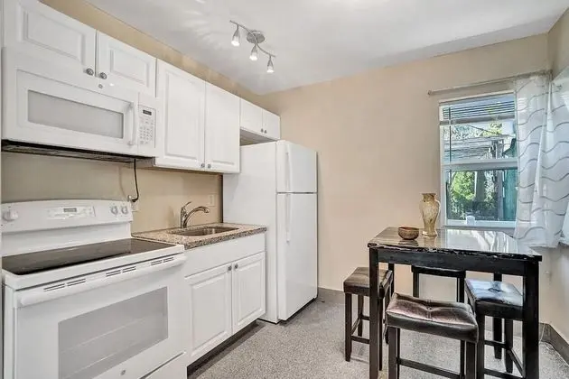 Modern Ocean-side Studio, 1br/1bath, Hollywood, Free Parking + Bbq! - Mutfak