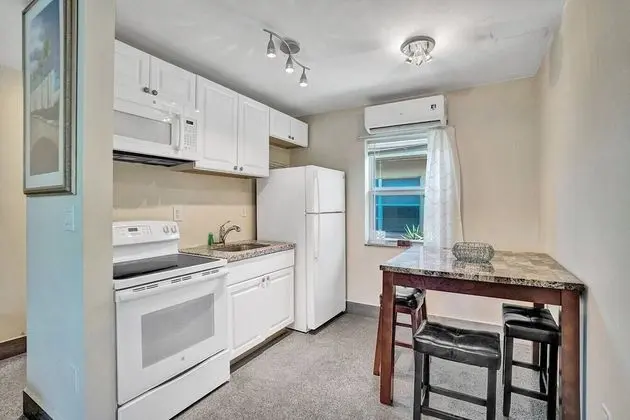 Modern Ocean-side Studio, 1br/1bath, Hollywood, Free Parking + Bbq! - Mutfak