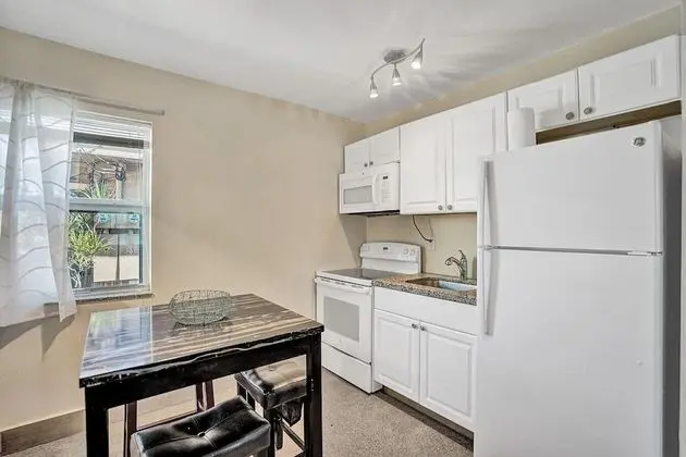 Modern Ocean-side Studio, 1br/1bath, Hollywood, Free Parking + Bbq! - Mutfak