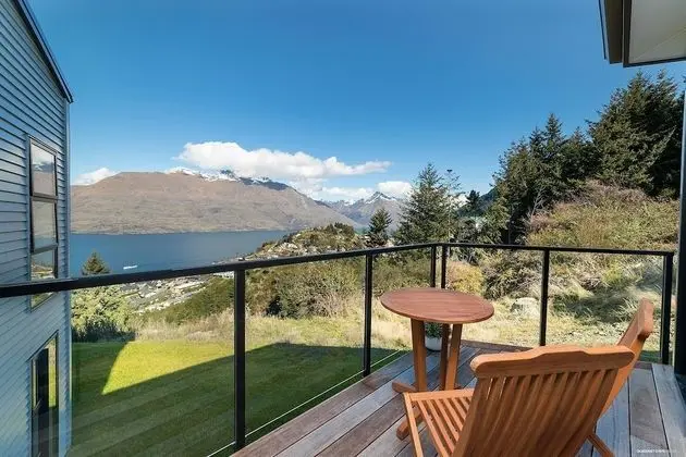 Modern One Bedroom Apartment with Lake View