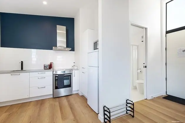Modern One Bedroom Apartment with Lake View - Mutfak