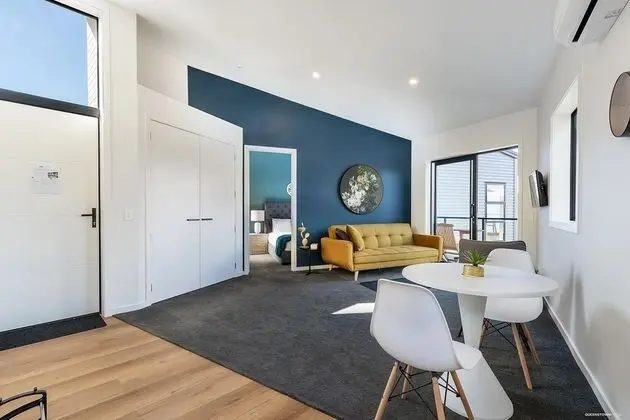 Modern One Bedroom Apartment with Lake View - Oda Düzeni