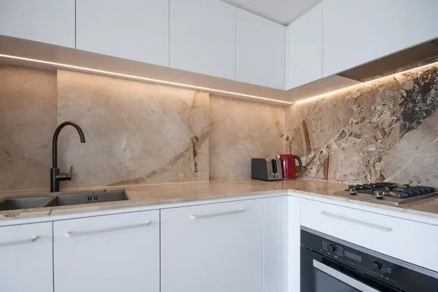 Modern Potts Point Apartment in Omnia - Mutfak