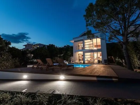 Modern Villa With Private Pool and Hot Tub, Near the Sea - Dış Mekan