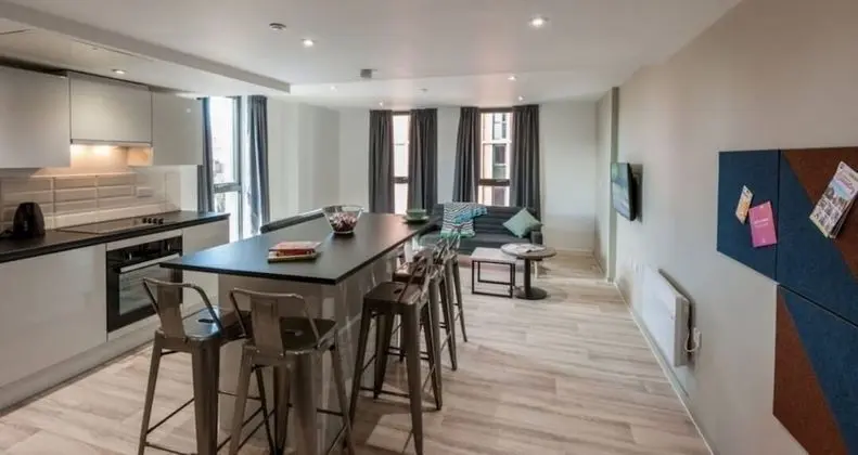 Modern Rooms in COVENTRY - Ortak Mutfak Alanı