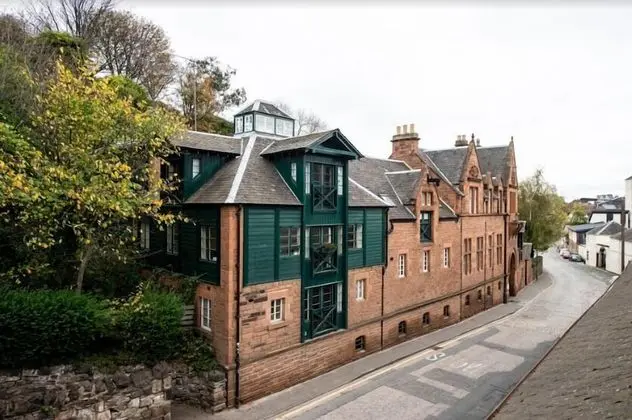 Modern Scottish Apt. Next to Royal Mile w/ Parking