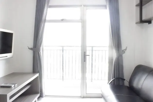 Modern & Spacious 1BR at Mekarwangi Square Apartment - Oda Düzeni