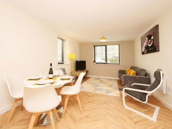 Modern Spacious 2 Bedroom Apartment
