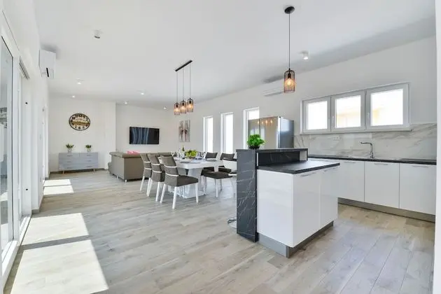 Modern & spacious villa with pool AE1445 - Mutfak