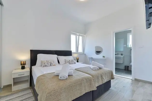 Modern & spacious villa with pool AE1445 - Oda