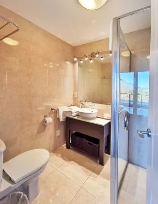 Modern Spacious Town Center Unit with Lake View - Banyo Tipleri