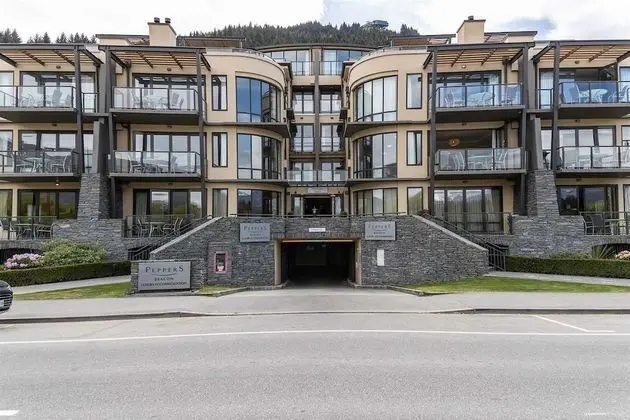 Modern Spacious Town Center Unit with Lake View - Dış Mekan