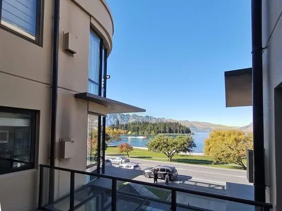 Modern Spacious Town Center Unit with Lake View - Oda Düzeni