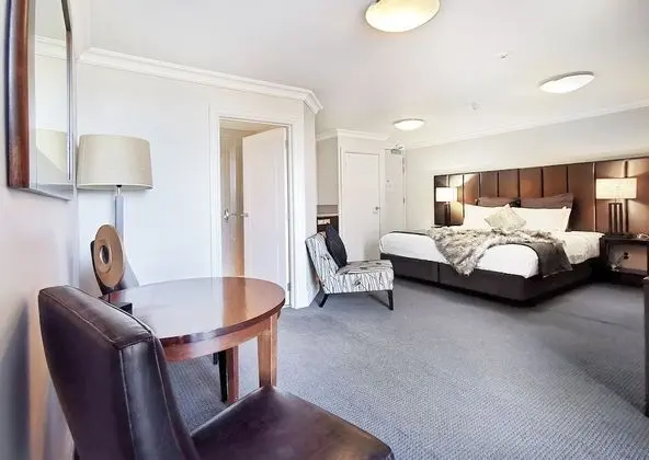 Modern Spacious Town Center Unit with Lake View - Öne Çıkan Resim