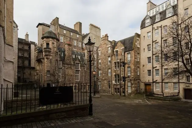 Modern Studio Apartment on Royal Mile Great for Castle