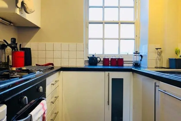 Modern Studio Apartment on Royal Mile Great for Castle - Mutfak