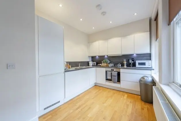 Modern Three Bedroom Apartment in Hammersmith