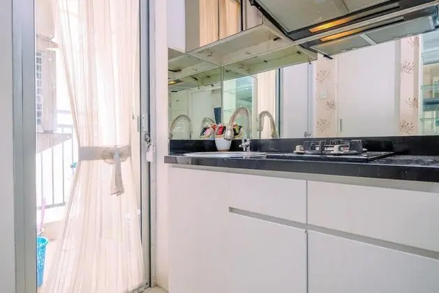 Modern And Tidy 2Br Bassura City Apartment - Mutfak