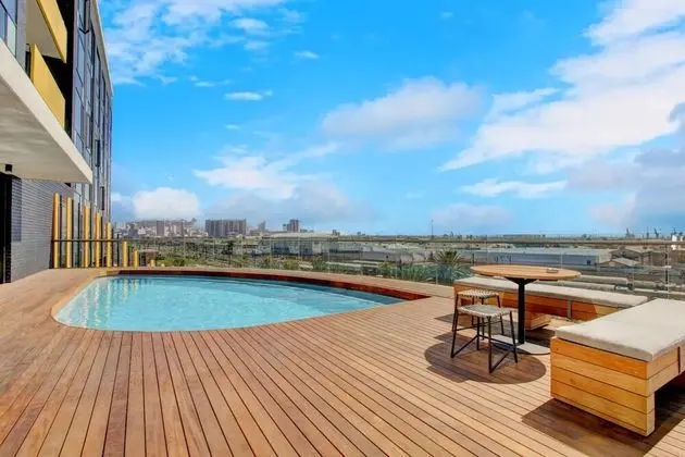 Modern Top Floor Apartment Mountain Views - Havuz